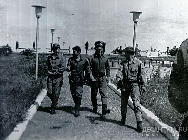 - Гв.ст.л-т Токарев, 2-й справа- Гв.л-т Ковалёв