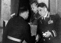 Генерал-армии Маргелов В.Ф. вручает орден Красной Звезды гв.подполковнику Давидовскому В.Г., 1968г.