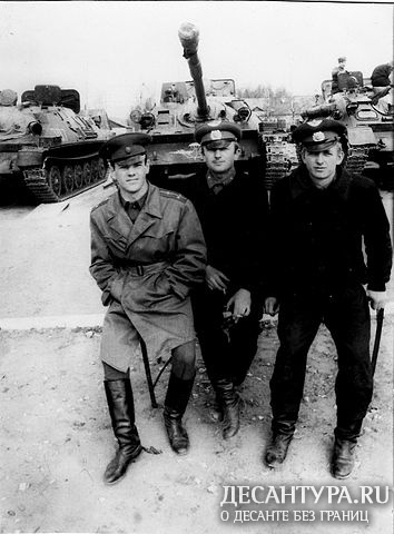 На парковом дне. Я с ком. 3 взвода Сахаровым Толей и 4 взвода Шабаловым Володей.jpg
