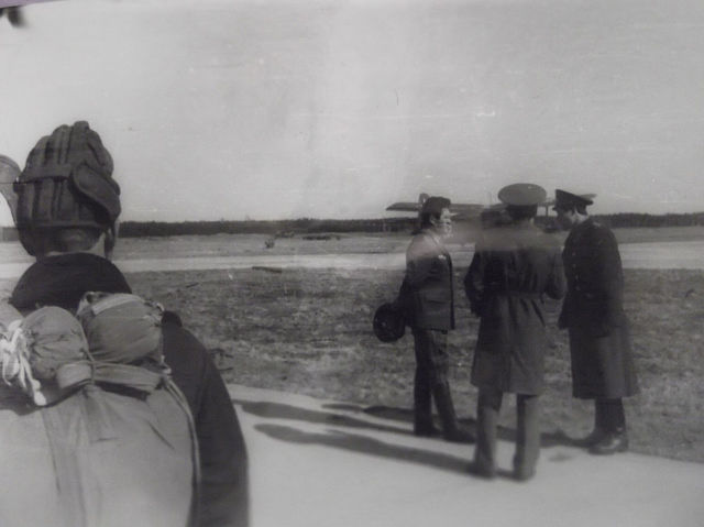 1981год.На прыжках-командир дивизии В.А.Ачалов..jpeg