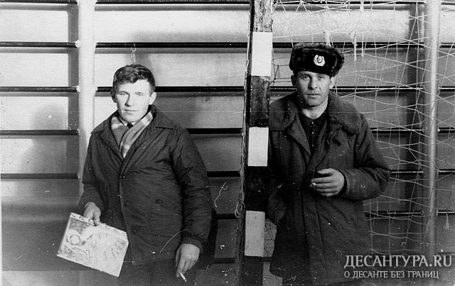 Капитан Сериков Володя и командир 2 батр капитан Ромашов Аркадий  в спортзале перекуривают.jpg