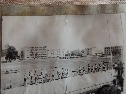 Гайжюнай. Стадион 226 полка. Празднование 45-летия ВДВ. Показуха. На заднем плане 5-этажное здание гостиницы "КУПОЛ",  за ней через дорогу ДОС с магазином. Далее 3-зтажное здание казарм 2-го батальона. В правой стороне 3-этажка штаба 226 полка.
