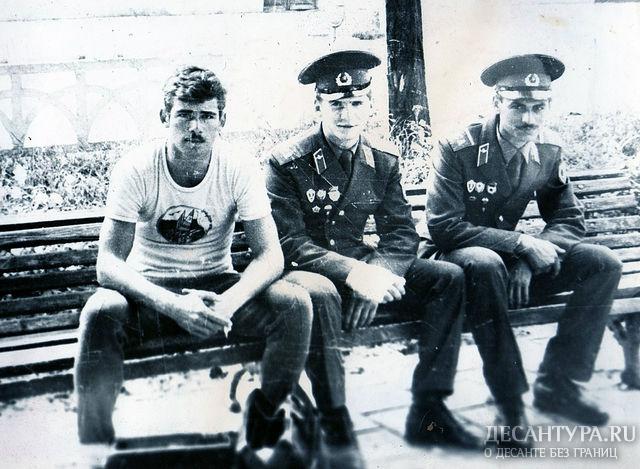 - Ком.взвода управления - Гв.л-т Захаров, справа- Тамаз Тамазашвили, 81-83