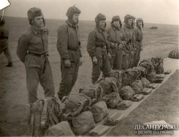 На старте, парашюты в козлах. Я, В. Некрасов, В. Ребров, Николай Кийко, последний - Р. Абильфаизов.jpg