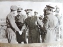 Гайжюнай. Сентябрь 1975г. Боевые пуски ПТУРС. Нач-к политотдела 44 ПДД Гурылев поздравляет курсанта 6 роты Гавриленко. Между ними ком-р 226 полка Полякин. Слева от Гурылева ком-р дивизии пол-к Лебедев В.С. Сзади Гурылева видна фигура улыбающегося ком-ра 3-го батальона 226 полка к-на Грачева П.С.будущего командующего ВДВ и министра обороны России, Героя советского Союза.