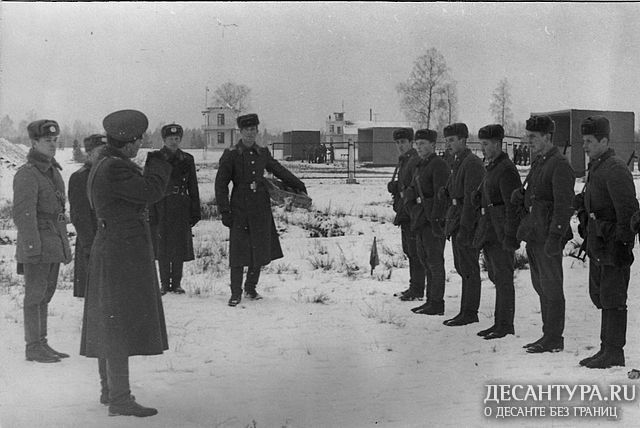 Командир полка проводит инструктаж смены перед стрельбой.jpg