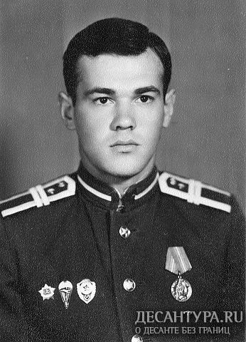 И на груди его могучей одна медаль висела кучей.jpg