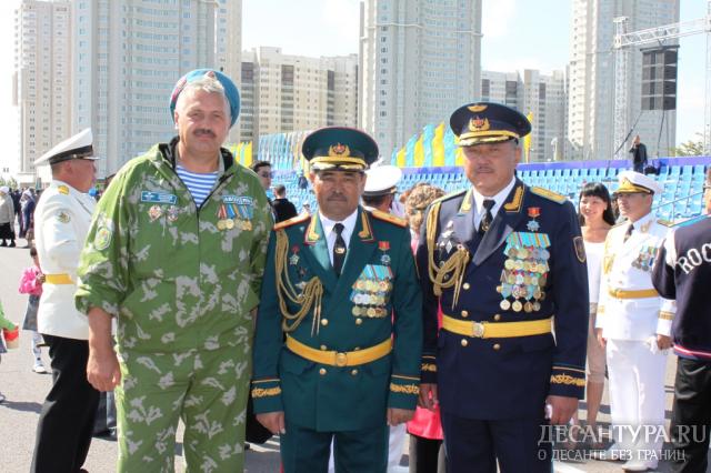 В центре командующий АэМВ ВС РК генерал-майор А.Алдабергенов, справа генерал-майор А.Джумакеев